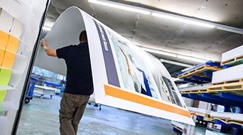 Person trägt Digitaldruckbögen