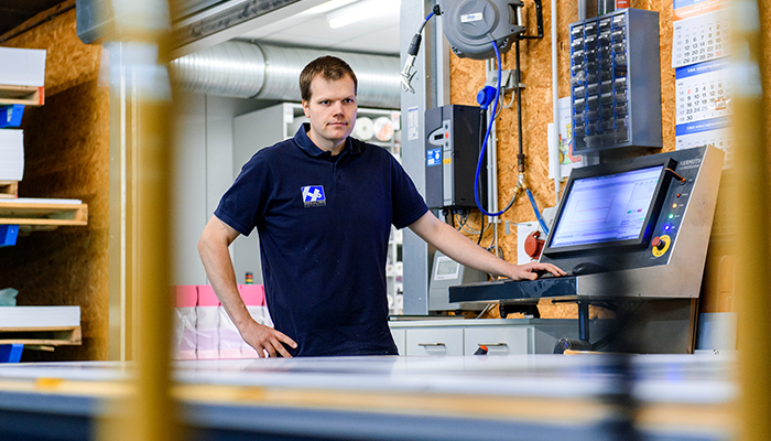 Mitarbeiter von Hessing an einer Maschine